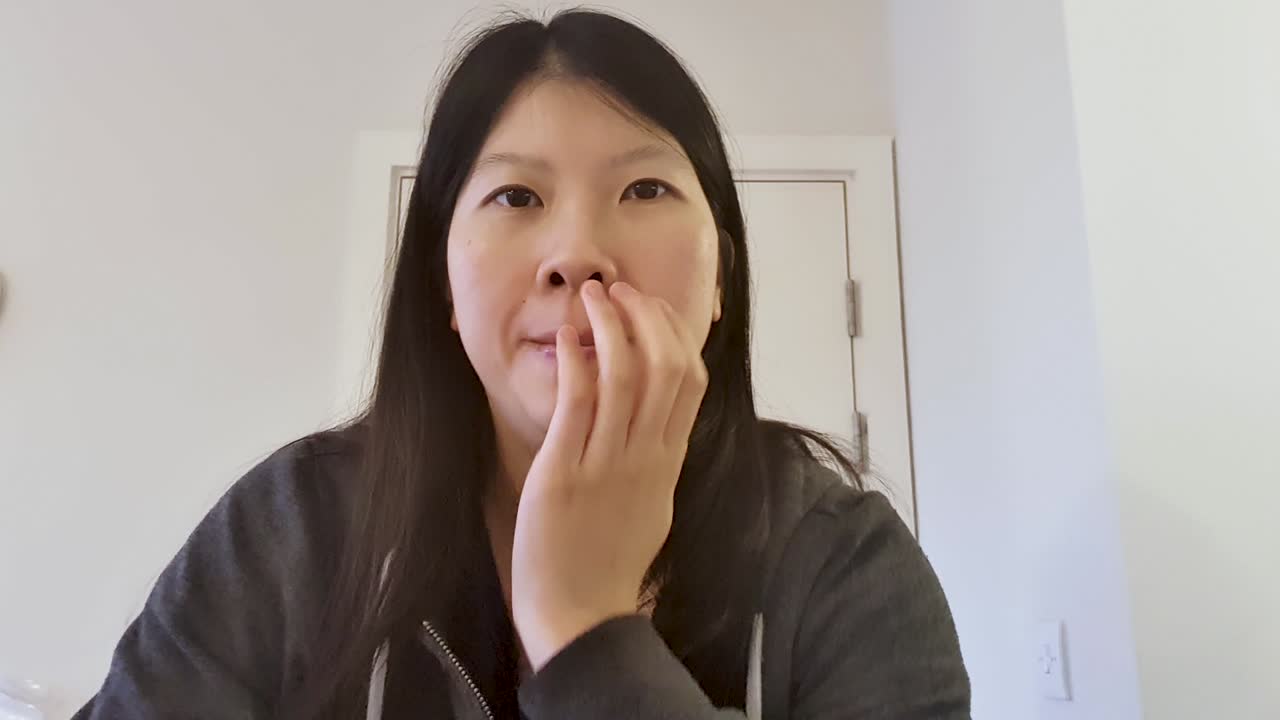 온라인 화상 강의 중 웃음을 참으려 애쓰는 선배