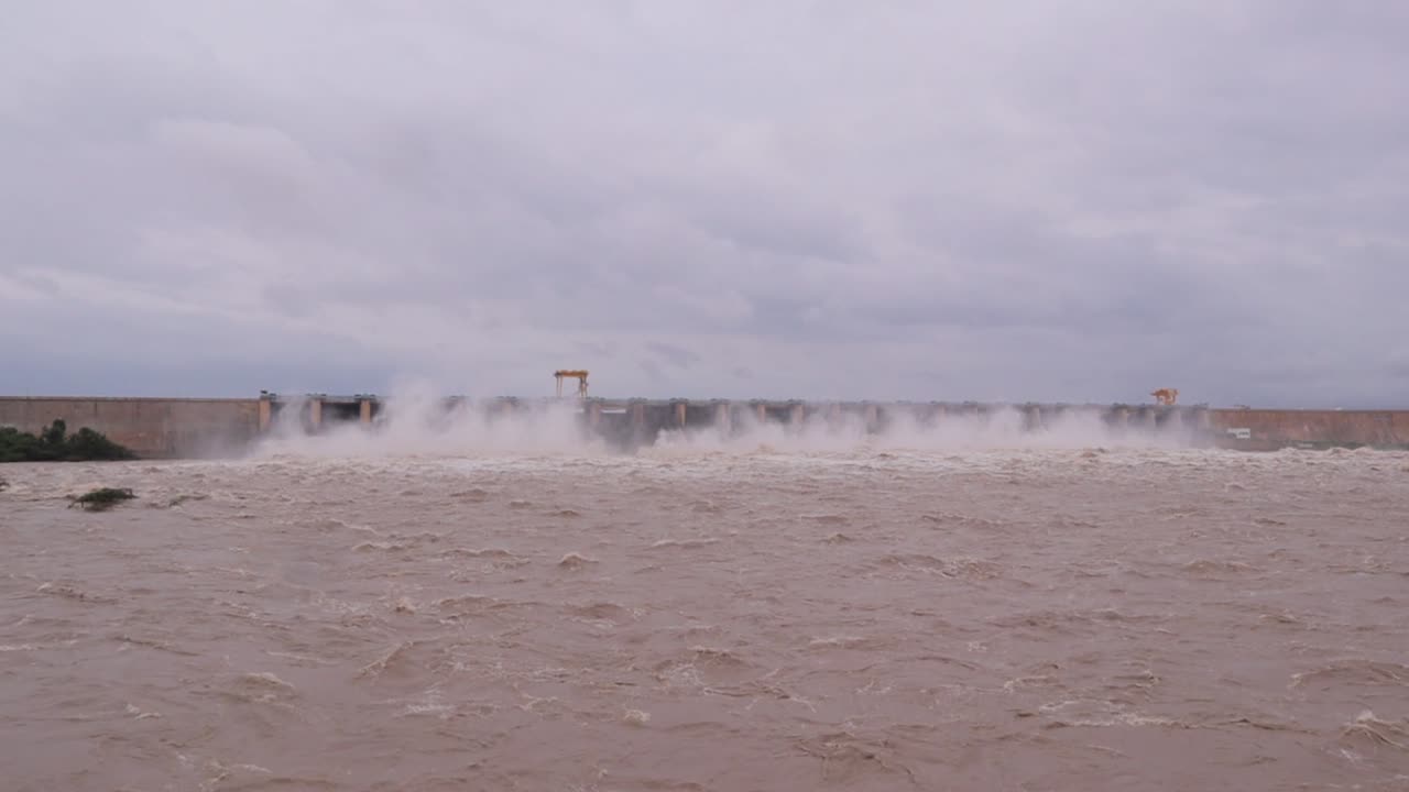 сильный сброс паводковых вод из ворот плотины или водохранилища нараянпур в северной карнатаке, индия