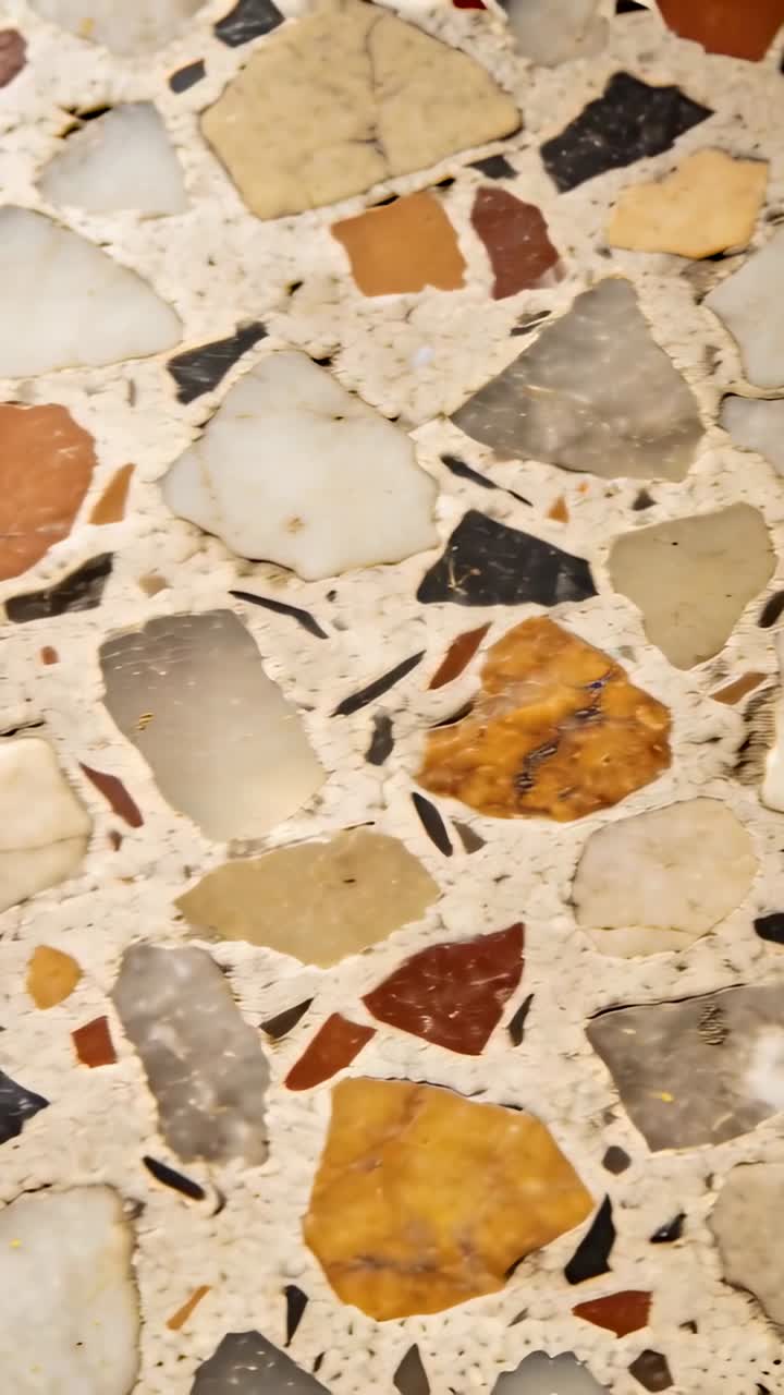 Video verticale: telecamera in scansione che si muove sul terrazzo all'interno di un edificio mostrando la texture della graniglia