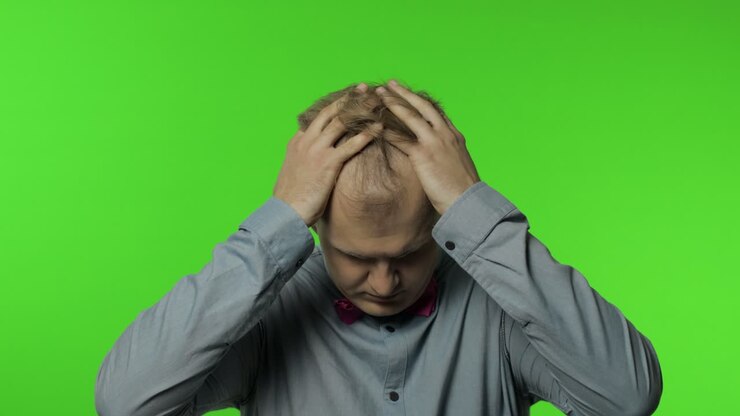 Uomo malato di influenza che si sente male, soffre di mal di testa, si strofina la testa per alleviare il dolore, emicrania, stress