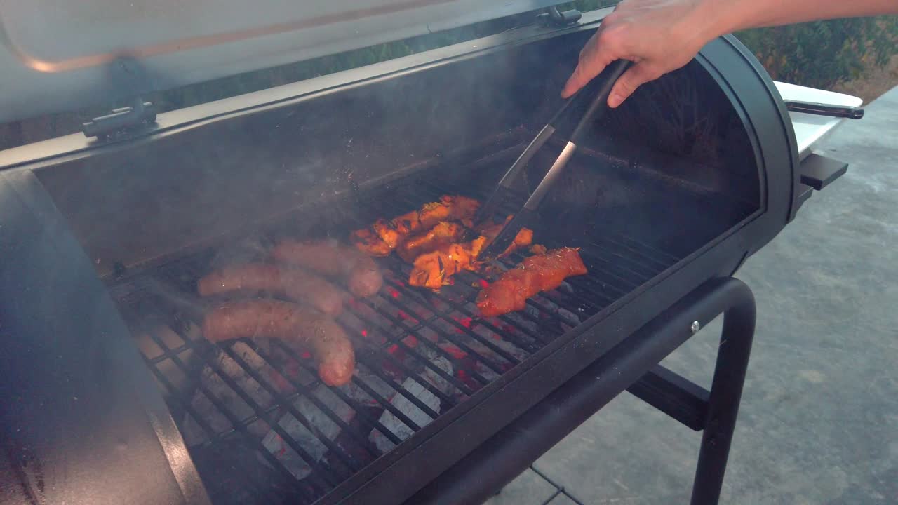 바베큐에서 고기를 확인