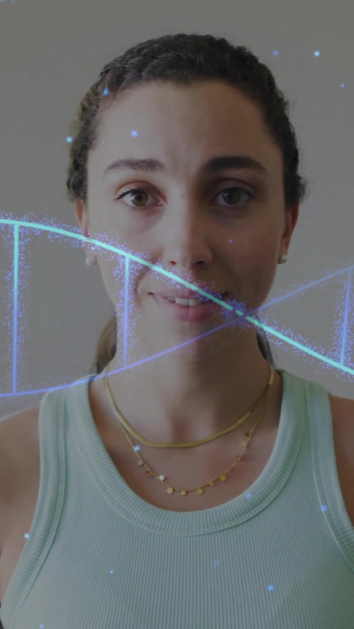 Animación de cadena de ADN sobre retrato de mujer caucásica en casa