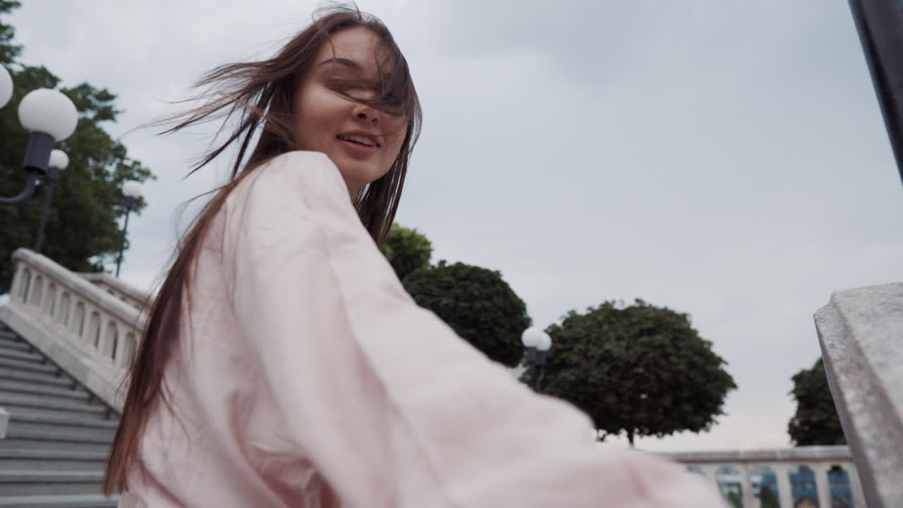 mujer subiendo las escaleras en un parque de la ciudad