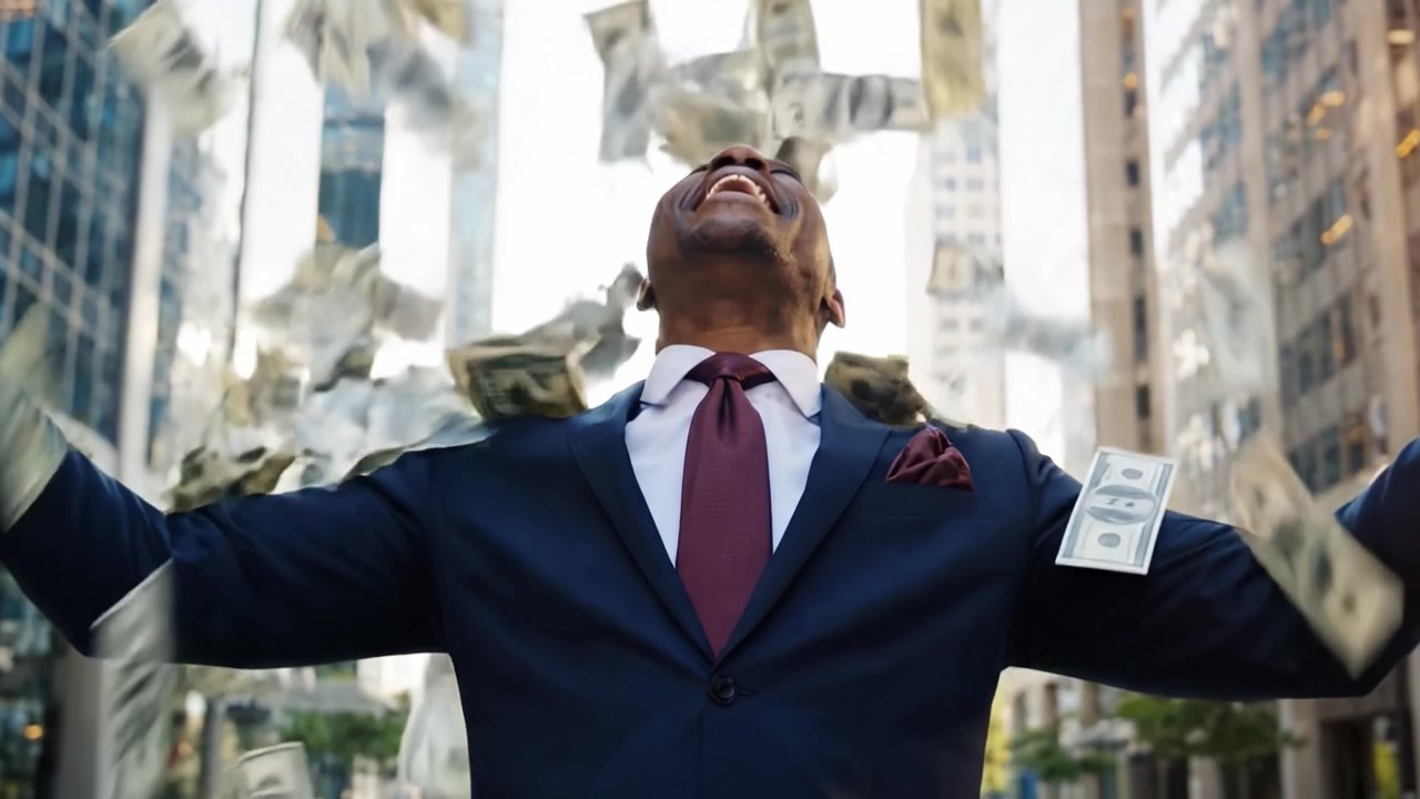 Un uomo fiducioso in abito da lavoro che celebra il suo successo con banconote a ventaglio nelle strade della città, circondato da contanti, emanando felicità e successo.