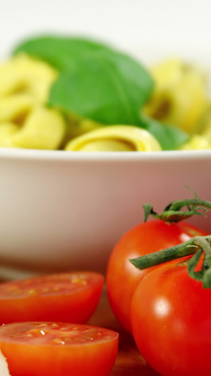 tomates de cereza y con un plato de pasta