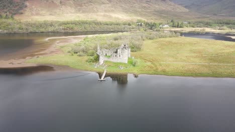 Enigmáticas-Ruinas-Del-Castillo,-Una-Vista-Cautivadora-En-Medio-De-La-Tranquilidad-De-Un-Lago-Brumoso