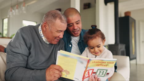 Abuelo,-Padre-Y-Niña-Leyendo-Un-Libro