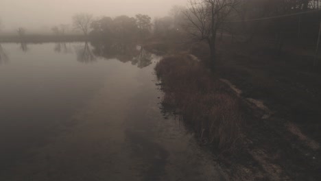 Halloween-Wetter-Und-Gruselige-Stimmung-über-Dem-Muskegon-Lake