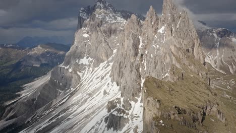 rocosas montañas dolomitas italianas durante un hermoso amanecer y cielo