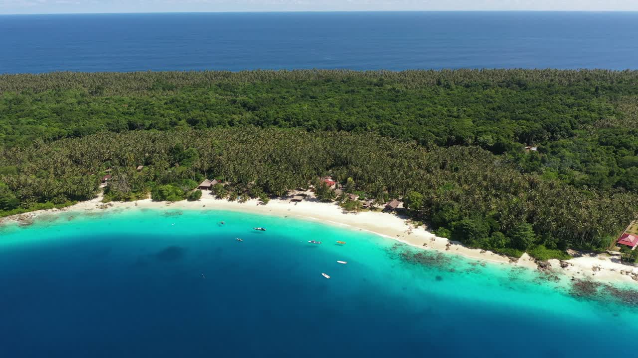 Drone che si allontana lentamente dall'isola paradisiaca di Asu, Sumatra Settentrionale, Indonesia