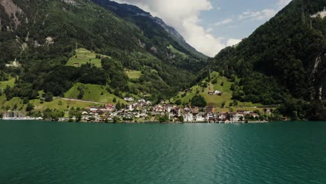 pueblo suizo junto al lago