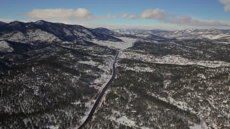 árbol-De-Hoja-Perenne-Colorado-Denver-Espacio-Abierto-Aéreo-Drone-Cinematográfico-Fresco-Nieve-Quitar-El-Polvo-Frío-Blanco-Escénico-Paisaje-Hacia-La-Vieja-India-Pase-Tráfico-Conducción-Frente-Rango-Puesta-De-Sol-Cielo-Azul-Movimiento-Hacia-Adelante