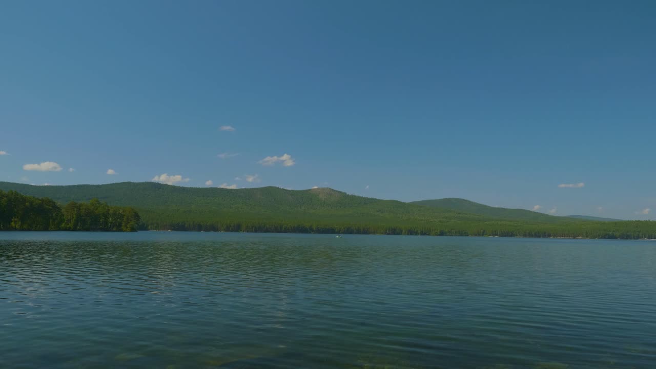 평온한 산 호수 풍경