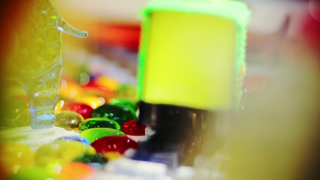 철도 에 있는 증기 열차 모델 을 가진 장난감 상점 광고. 다채로운 플라스틱 장난감