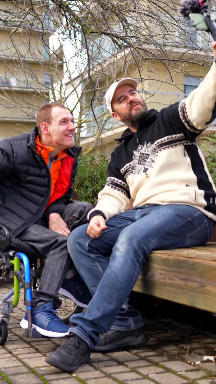 Due amici che si divertono a fare vlog nel parco