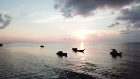 Colorful-sunrise-with-boats-in-the-morning