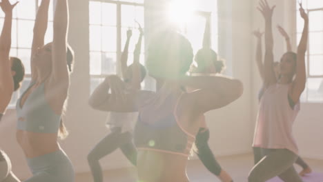 Clase-De-Yoga-Mujeres-Multiétnicas-Practicando-Pose-Guerrera-Disfrutando-De-Un-Estilo-De-Vida-Saludable-Haciendo-Ejercicio-En-El-Gimnasio-Al-Amanecer