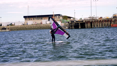 hidroala surfista en la bahía de san francisco en el puerto deportivo de redwood city, california, ee.uu.