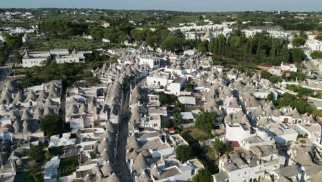 el casco antiguo de alberobello y las casas trulli blancas en puglia, apulia, italia - 4k aéreo