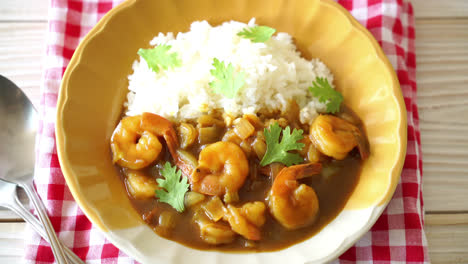 camarones en salsa de curry sobre arroz cubierto