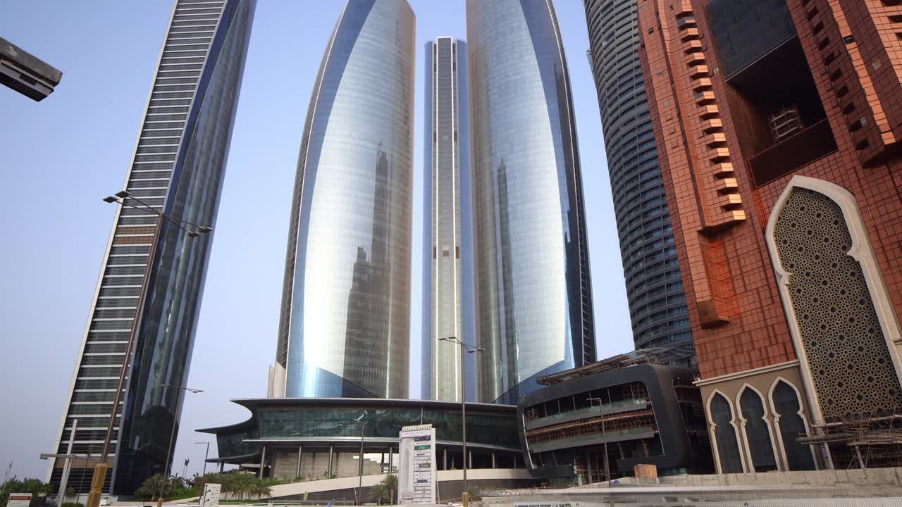 el atardecer de verano de las edificaciones de la bahía de abu dhabi panorama 4k