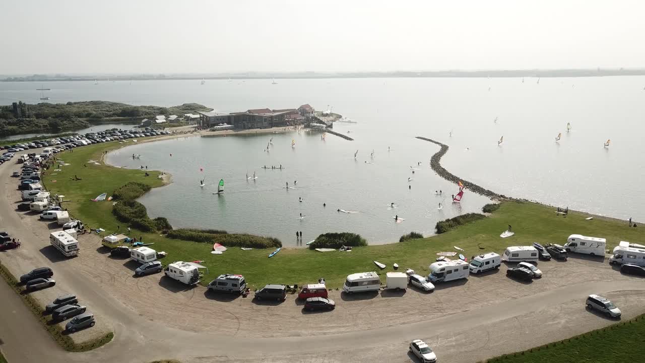 네덜란드의 캠퍼밴으로 둘러싸인 윈드서핑을 배우기 위해 지정된 호수의 작은 부분, 브라우어스 댐