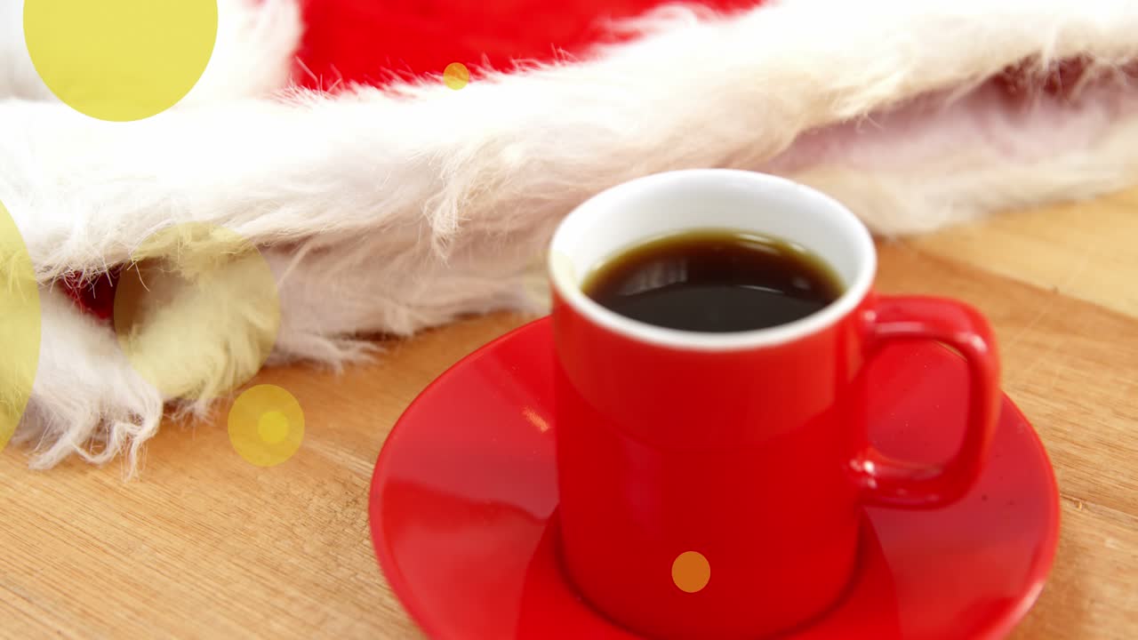 Animación de puntos amarillos moviéndose sobre taza de café roja