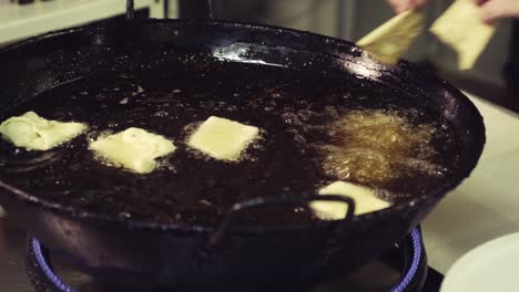 cocinar la masa frita en aceite en la cocina