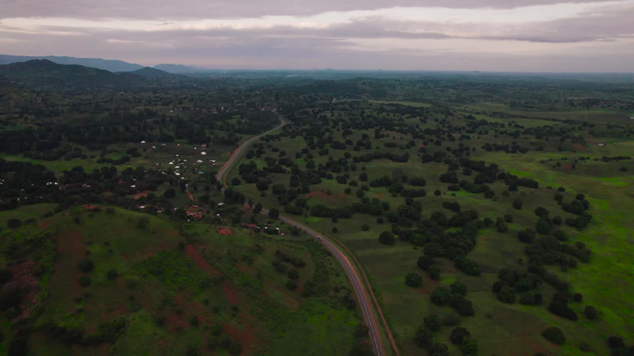 paisaje de las granjas y la carretera en la ciudad de tanga en tanzania