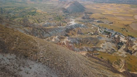 paisaje montañoso de forma única de capadocia turquía- toma aérea