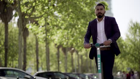 hombre de negocios montando un scooter en la calle