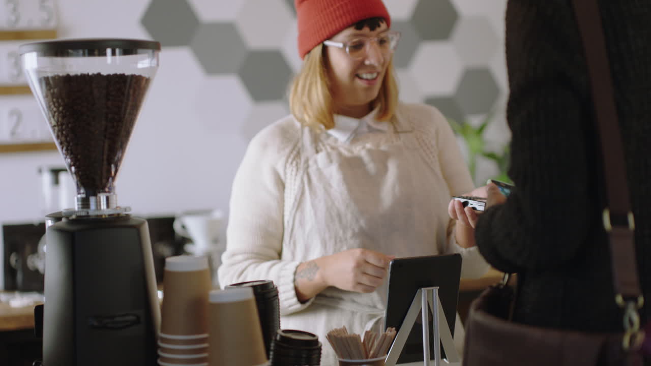 uomo d'affari che usa carta di credito che effettua pagamenti cassiera amichevole donna che serve il cliente che spende soldi in transazioni wireless che compra caffè che sostiene piccole imprese caffè
