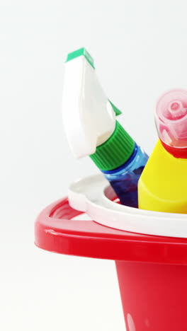 varios suministros de limpieza en un cubo