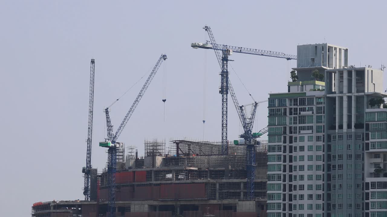 materiales de elevación de grúas en el sitio de construcción de rascacielos