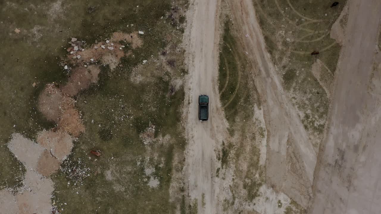 Auto che attraversa le pianure africane, ripresa da drone