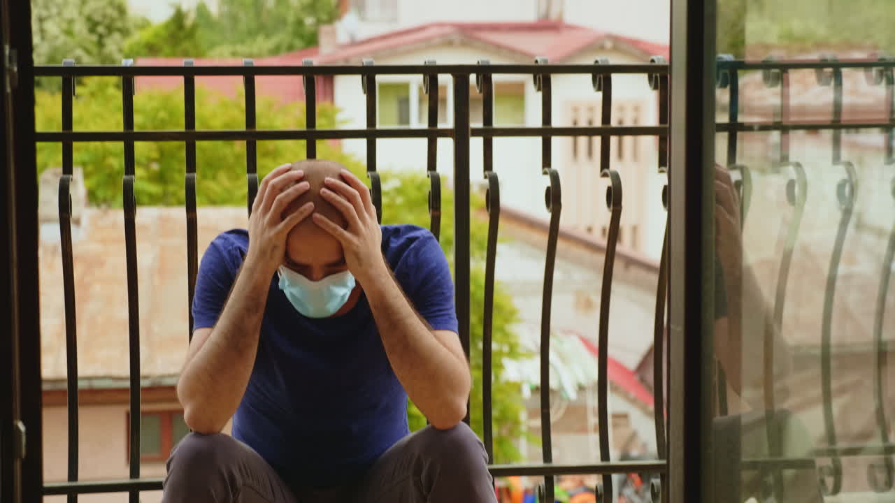 hombre triste con máscara desechable