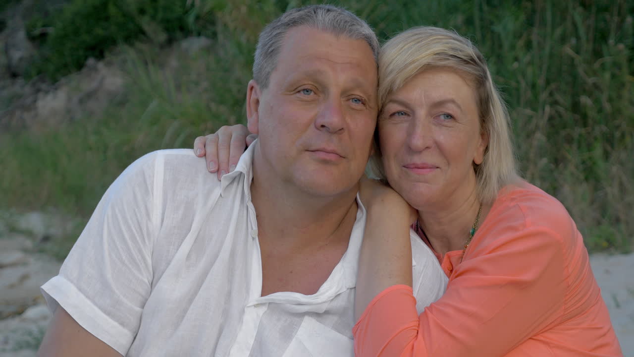 los enamorados mayores al aire libre