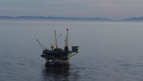 Una-Hermosa-Toma-Aérea-Sobre-Torres-De-Perforación-De-Petróleo-Y-Plataformas-En-El-Canal-De-Santa-Bárbara,-California-1