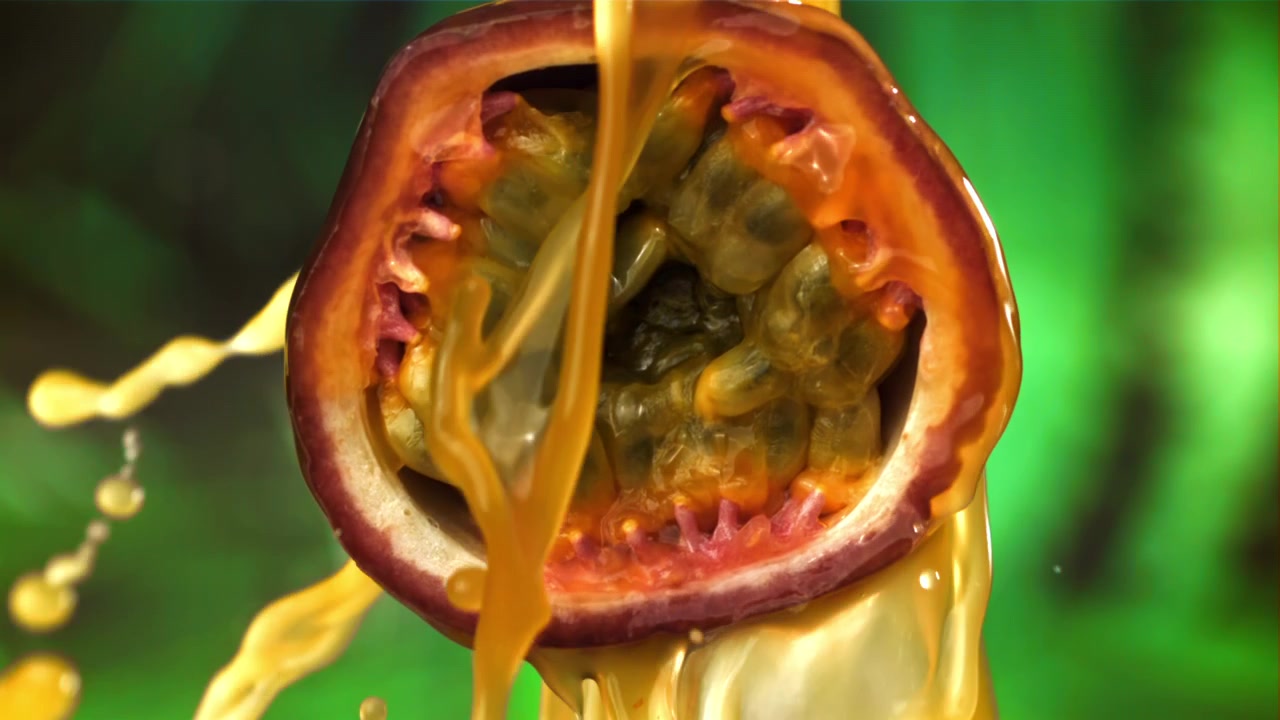 Primo piano di frutto della passione fresco con succo che cola.