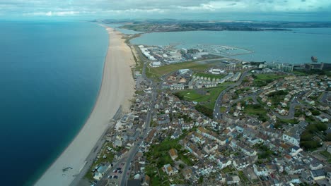 chesil beach mirando hacia weymouth desde la isla de portland en un día nublado