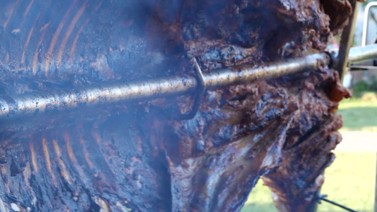 롤링 꼬치, 전문 그릴, 4k에서 거대한 고기 조각 클로즈업
