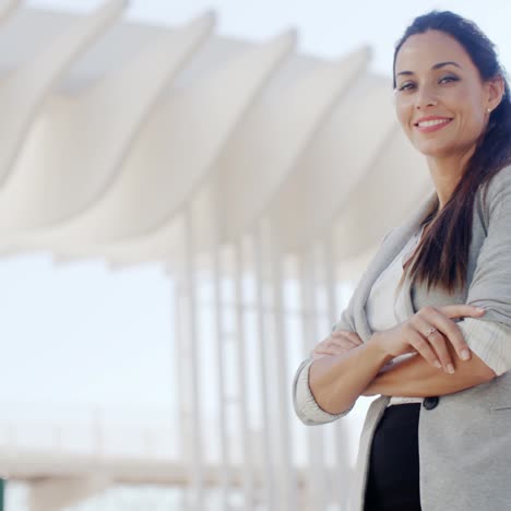 mujer elegante sonriente mirando hacia abajo a la cámara