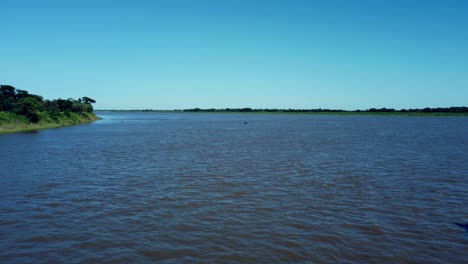 Kleines-Fischerboot,-Das-Im-Paraguay-Fluss-Fischt