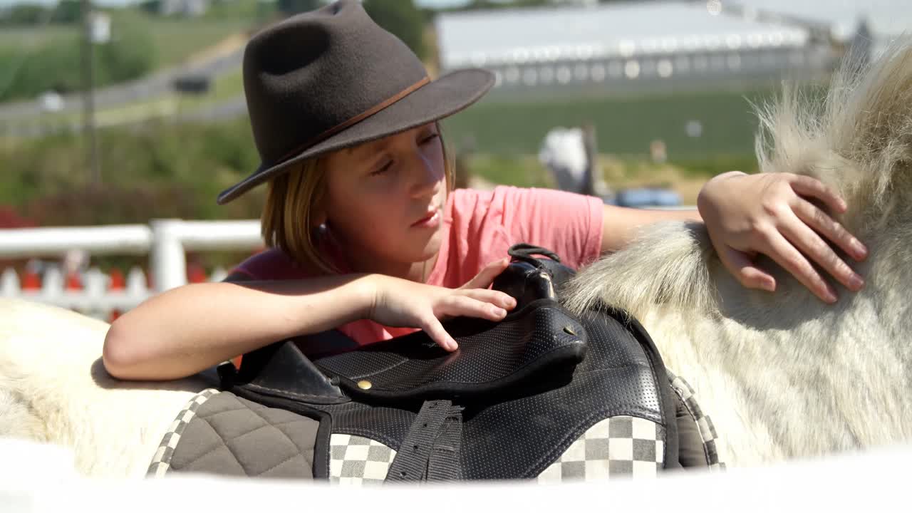 농장에서 말을  ⁇ 는 소녀 4k