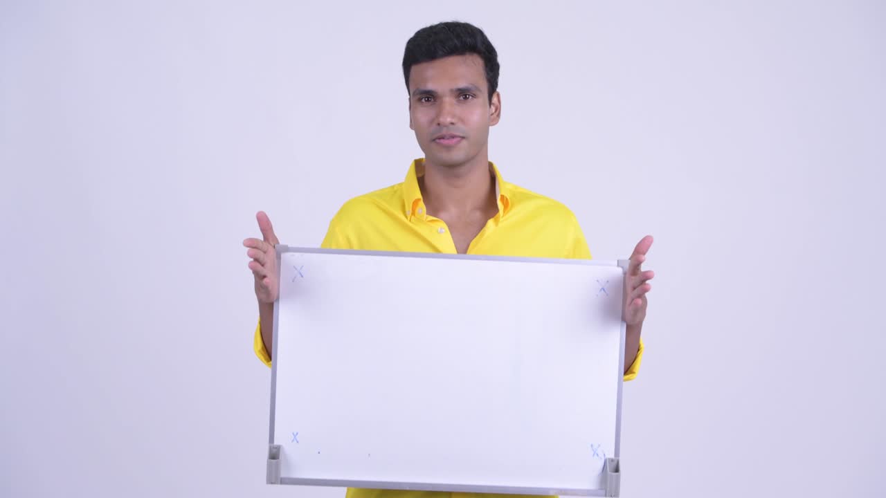 화이트보드와 함께 젊은 잘생긴 인도 사업가