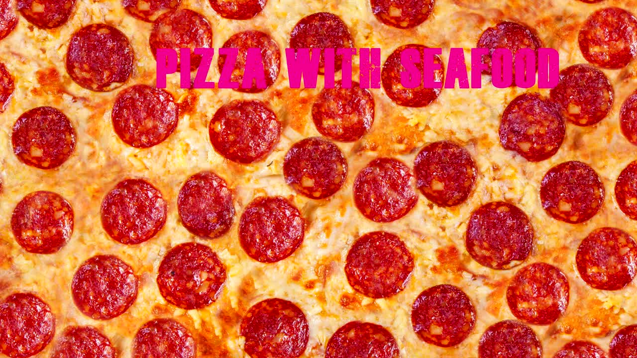 페페로니 피자 (pepperoni pizza) 의 배경 영상 - 이 사진은 레스토랑 메뉴를 디자인하는 데 완벽합니다. 내 페이지를 방문하십시오. 카페 또는 레스토랑에서 판매되는 모든 피자의 이미지를 찾을 수 있습니다.