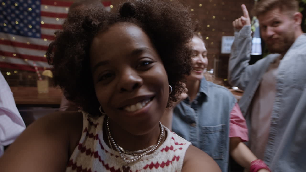 친구 들 이 파티 를 열고 있다