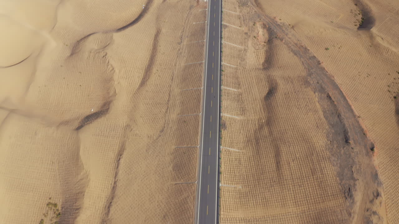 고비 사막 의 긴 도로 의 위 에서 아래 로의 공중 사진