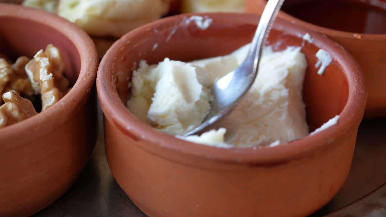 desayuno de yogur turco con nueces
