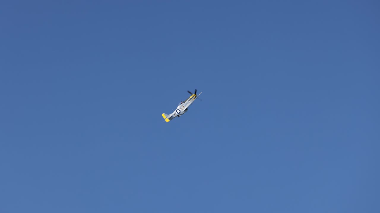 несколько вертолетов выполняют схемы полета в ясном небе